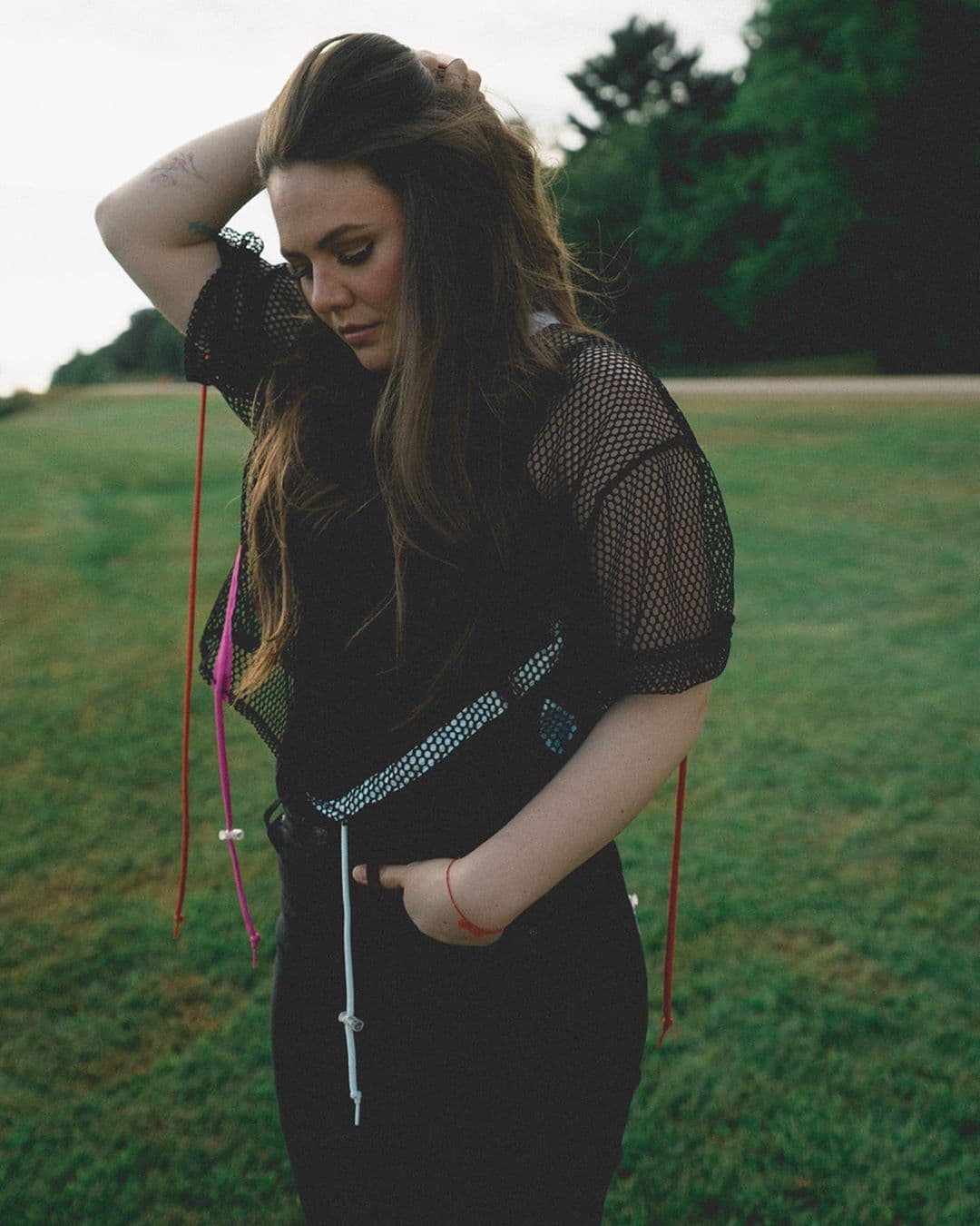 Joy Huerta se ha caracterizado por ser una mujer que utiliza la fama que le otorga su música, para abogar por todos aquellos pertenecientes a una minoría y que luchan por se acreedores de algunos derechos sociales. Este 14 de febrero, decidió mostrar el rostro de su esposa en público y en la fotografía escribió un mensaje. En éste, llamó a sus seguidores a vivir en amor, en vez de solo juzgar y criticar a otros.