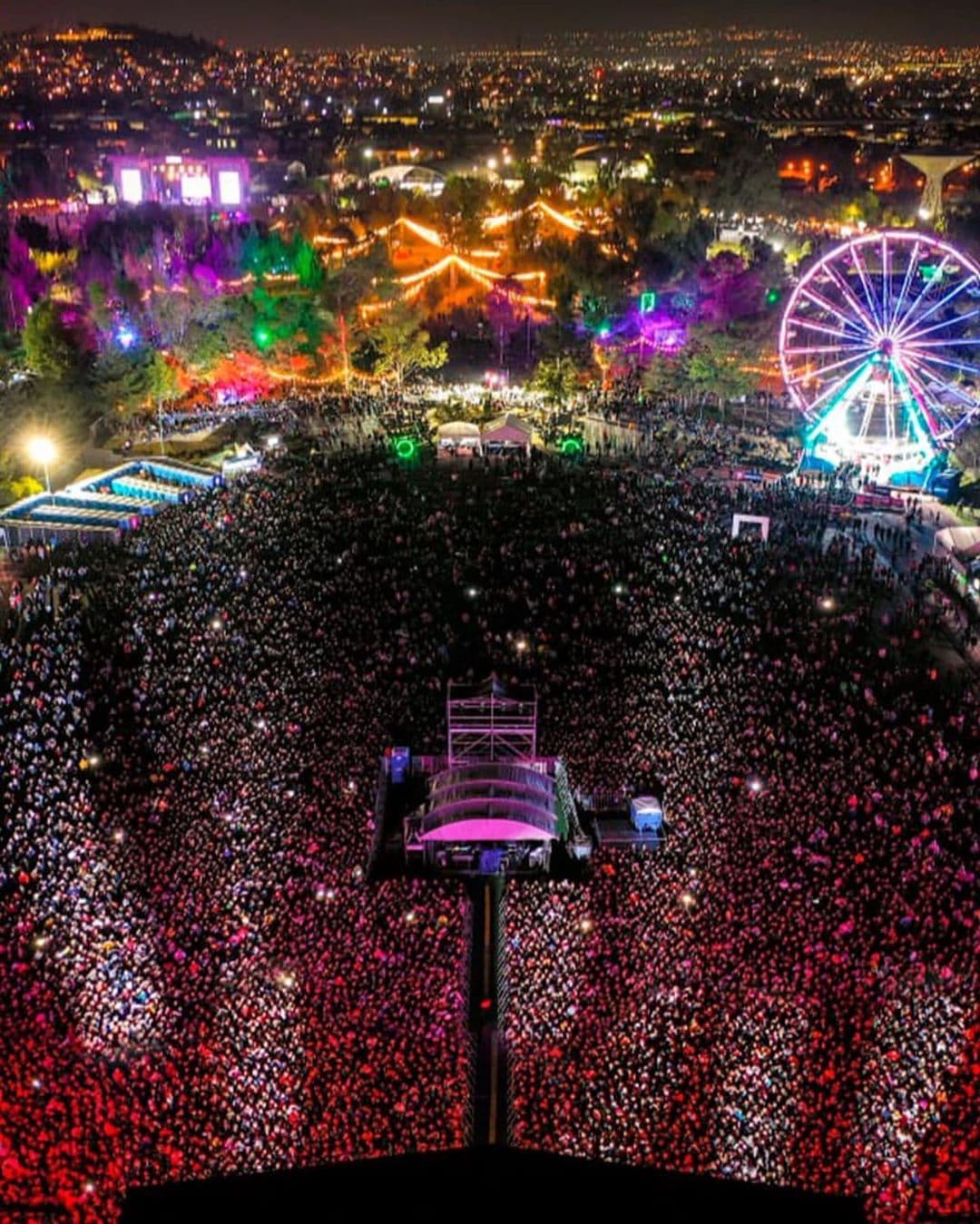 Compartió festival con artistas de todo tipo como Moderatto, Hombres G, The Flaming Lips, Mac de Marco, Kabah, Cartel de Santa, Panteón Rococó y otros músicos que trajeron variedad musical al Festival Catrina.