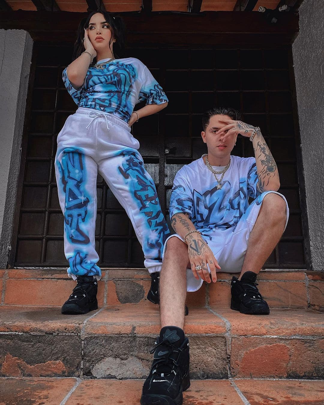 Luego del lanzamiento de su canción, la pareja contestó preguntas de sus fans en un video de YouTube. Ahí hablaron de cómo habían vuelto tras el escándalo, "fue poco a poco. No fue un día en específico, trabajamos juntos, nos vemos muy seguido. Comenzamos a hablar en esos días extensos de trabajo".