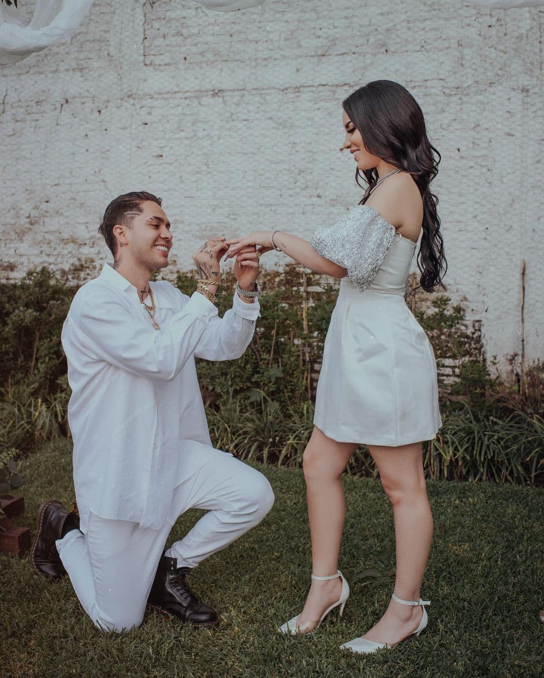 Ante los señalamientos negativos, la pareja respondió publicando algunas fotografías en las que mostraba cómo había sido el festejo, además de publicar unos textos, en lo que dejaron entrever que no les importaba lo que decía la gente de ellos, pues su amor era más grande.
<br>