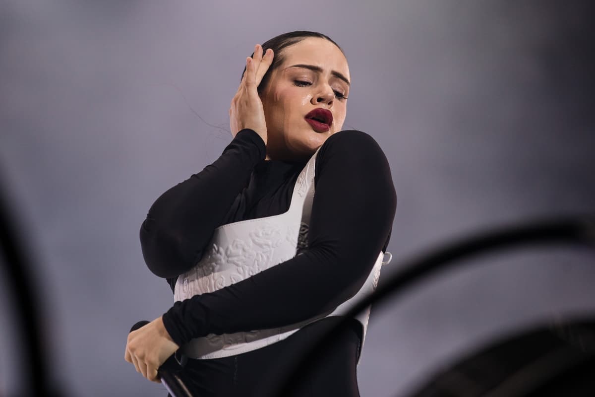 Rosalía durante un show en Brasil