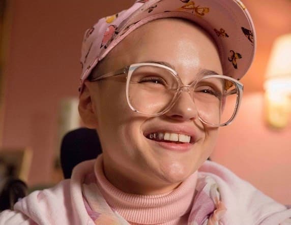 Joey King, quien interpreta Elle Evans en las cintas, recientemente se rapó por completo para protagonizar la serie "The Act", en la que le da vida a Gypsy Rose Blanchard, una chica que por años vivió bajo los engaños de su madre, quien le decía que había nacido con varias enfermedades y discapacidades. 
<br>
<br>La serie está basada en una historia real, la madre de Gypsy no solo la engañó a ella, sino a todos sus conocidos y hasta al gobierno.