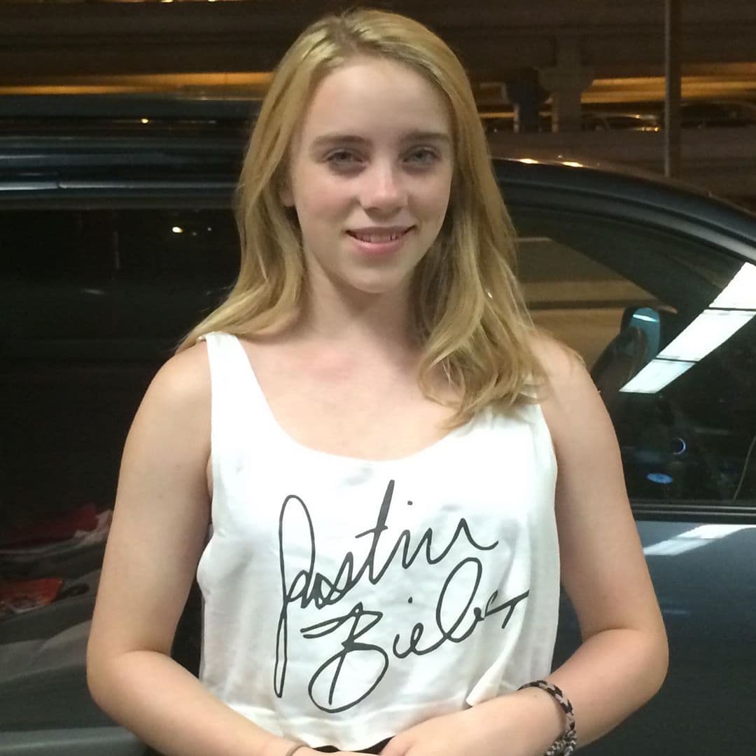 Billie nació el 18 de diciembre del 2001, su crecimiento coincidió con la época en la que Justin Bieber se volvió famoso, así que era natural que, como muchas niñas de diez años, se hiciera fan del canadiense.