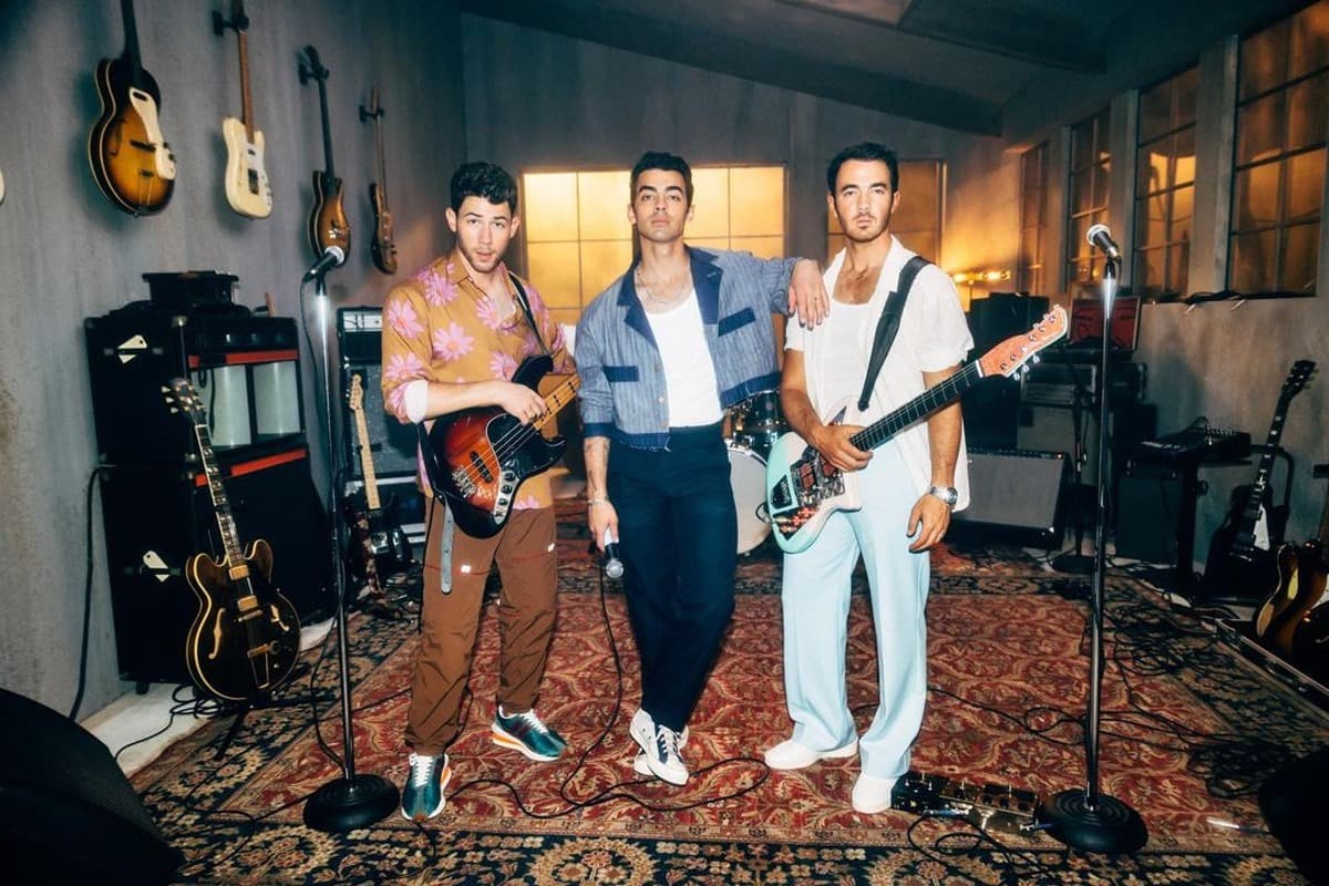 Jonas Brothers estrena videoclip de “Who’s In Your Head” y está lleno de color