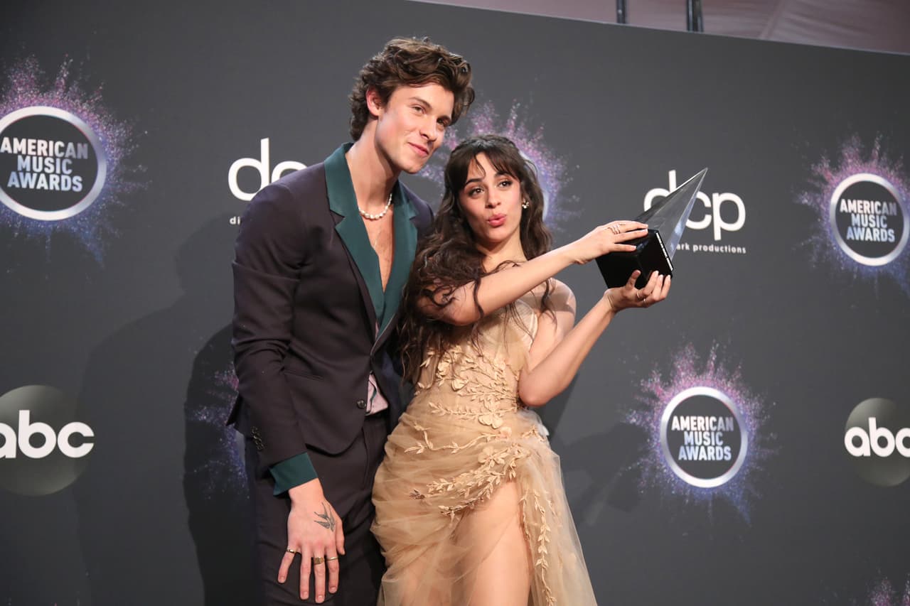 LOS ANGELES, CALIFORNIA - NOVEMBER 24: (L-R) Shawn Mendes and Camila Cabello, winners of the Collaboration of the Year award for 'Señorita,' pose in the press room during the 2019 American Music Awards at Microsoft Theater on November 24, 2019 in Los Angeles, California. (Photo by Rich Fury/Getty Images)