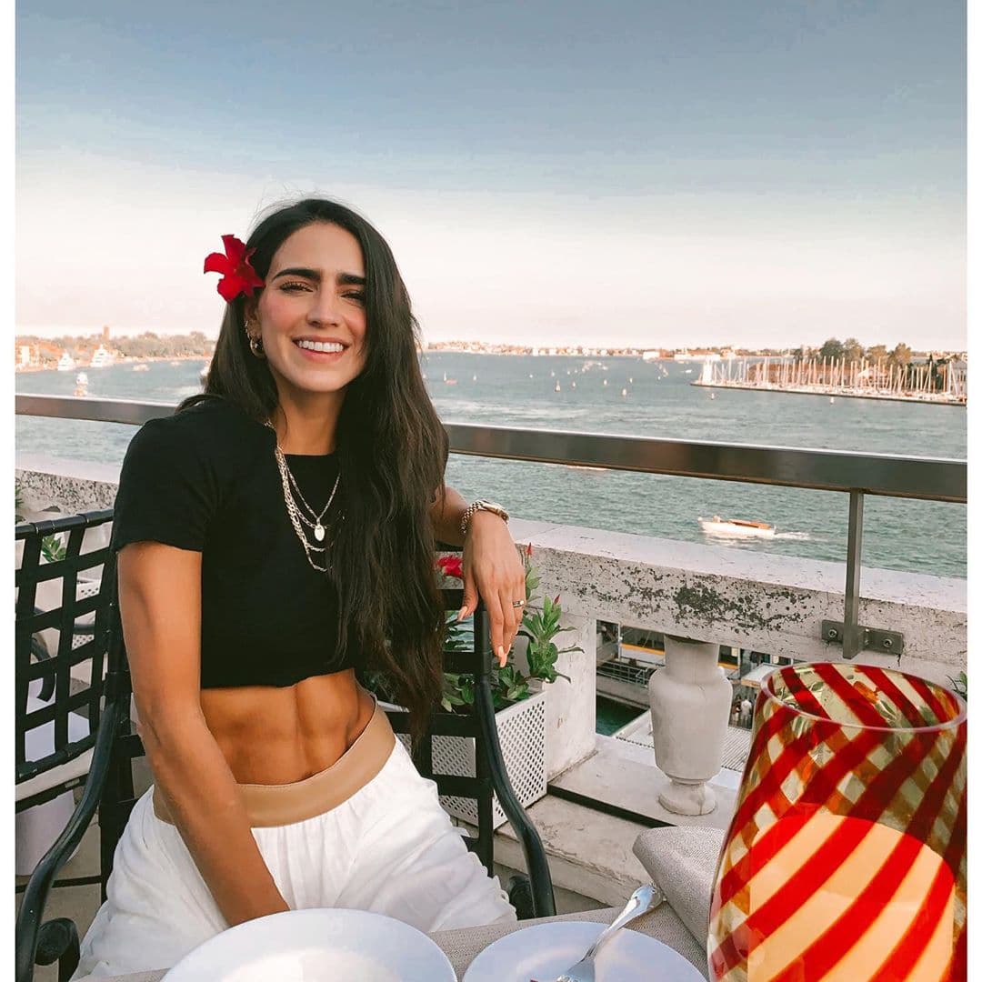 Bárbara de Regil Tiene muchísimos fans y haters; aun así, siempre están hablando de ella por algo, ya sea por una polémica, su abdomen, sus rutinas de ejercicio, sus críticas a los tacos o sus comentarios. La también actriz tiene 7.4 millones de seguidores en Instagram.