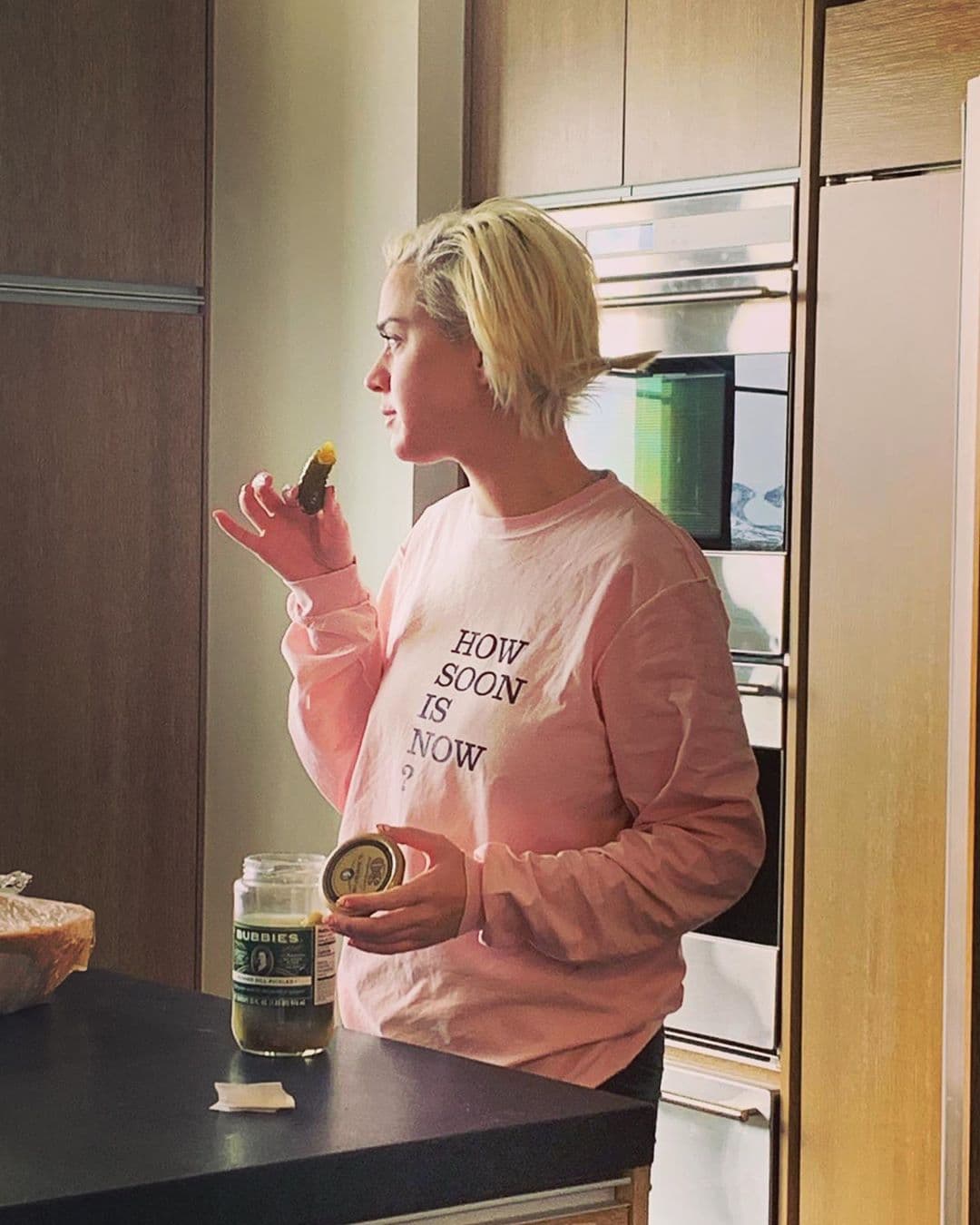 Katy Perry compartía ocasionalmente en sus redes sociales cómo va el embarazo, motivo por el cual caía ante algunos antojos y fue captada comiendo pepinillos de un frasco.