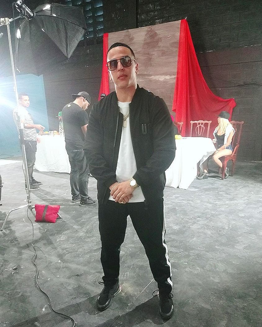 Cuando se dio cuenta de su parecido, se cortó el cabello y comenzó a vestir como el cantante puertorriqueño.