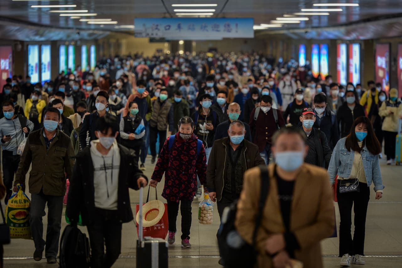 Las autoridades creen que lo peor parece haber pasado en China, aunque existe la preocupación de otra ola de infecciones a medida que el gobierno intenta reiniciar la segunda economía más grande del mundo. En Beijing, es obligatorio usar cubrebocas al aire libre.