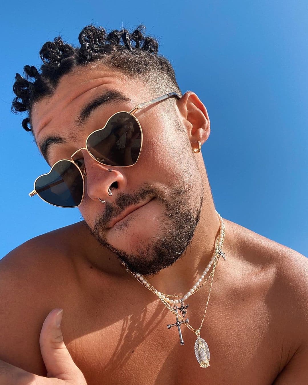 Ya sea tomando el sol completamente desnudo, o presumiendo un peinado muy creativo, el Conejo Malo no ha parado de darnos este material.