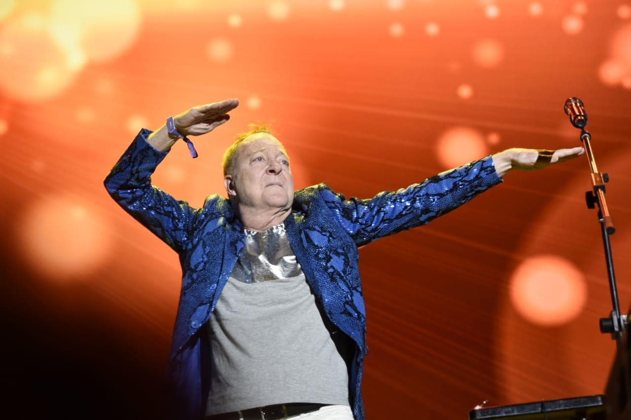 The B-52's trajo de regreso los años 70 con sus éxitos en el escenario Corona.