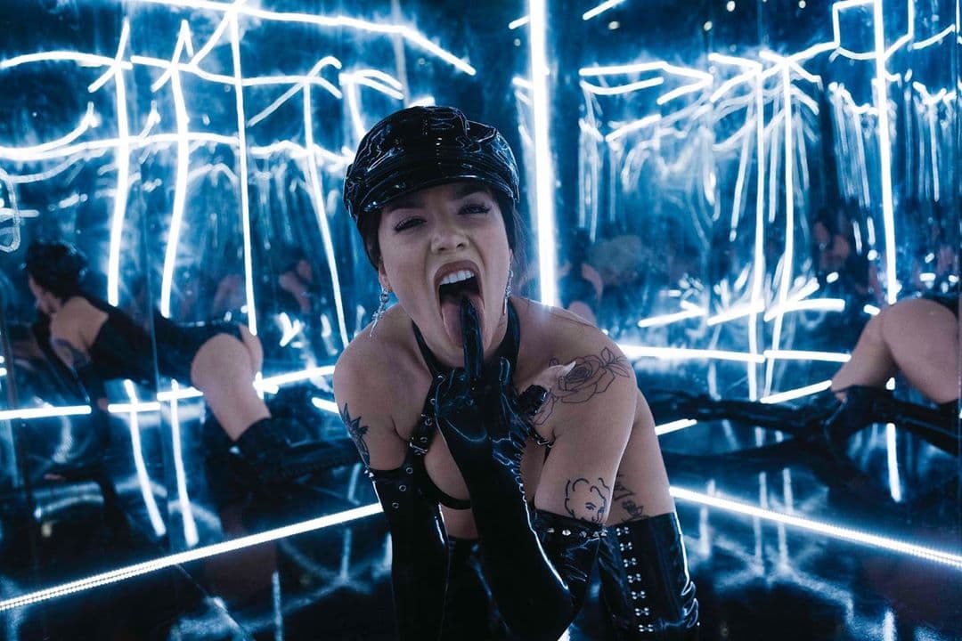 Halsey ha utilizado su voz para transmitir mensajes poderosos que lleguen a todo el mundo. En 2019 lanzó el sencillo "Nightmate", un himno feminista en el que dejó muy en claro que no piensa quedarse callada y que las mujeres pueden lograrlo todo.