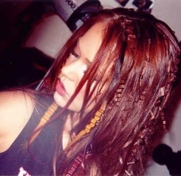 Uno de sus looks de cabello favoritos fueron los mechones de pelo estilo “waffleado”.