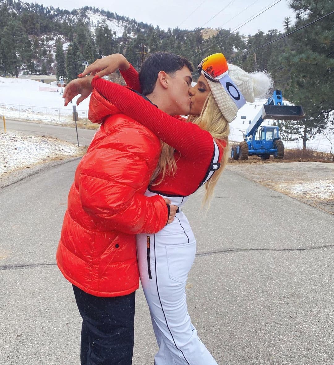 Sin embargo, después de las dudas de sus fans, Lele Pons decidió dar a conocer toda la verdad al reclamar al intérprete en una foto donde se dan un apasionado beso, con un fondo como de película. “Mío, es oficial”, dijo a inicios de diciembre.