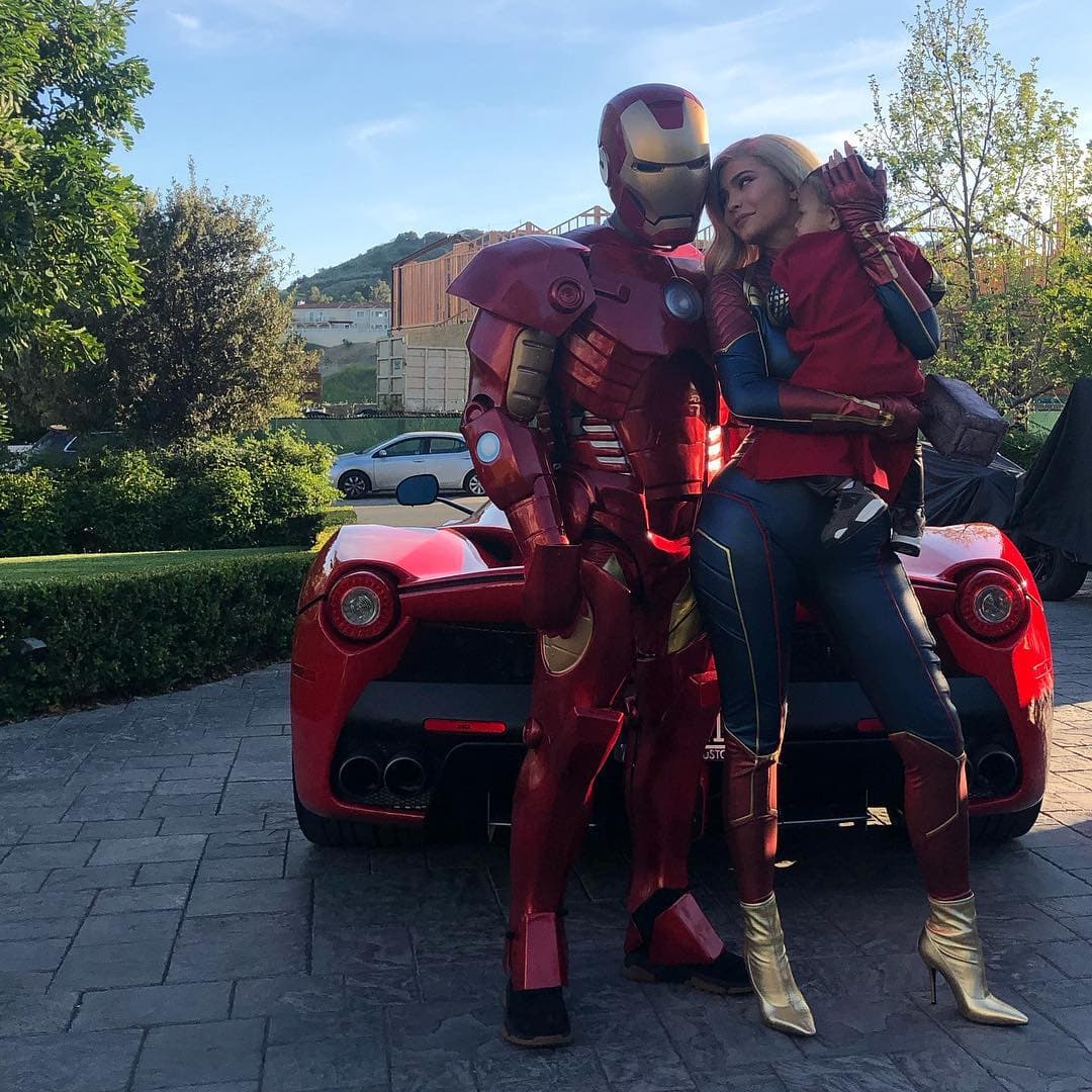 La influencer Kylie Jenner se tomó una fotografía disfrazada de "Capitana Marvel", mientras que Travis Scott se caracterizó de "Ironman", ambos en cmpañía de su pequeña Stormi. Dicha serie de fotografías han logrado sumar más de 13 millones 581 mil likes.