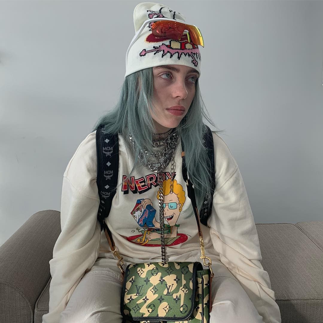 Después, Billie retomó los tonos grisáceos. El azul de su cabello cambió por un tono medio deslavado que se mezcló con el gris que llevaba previamente.