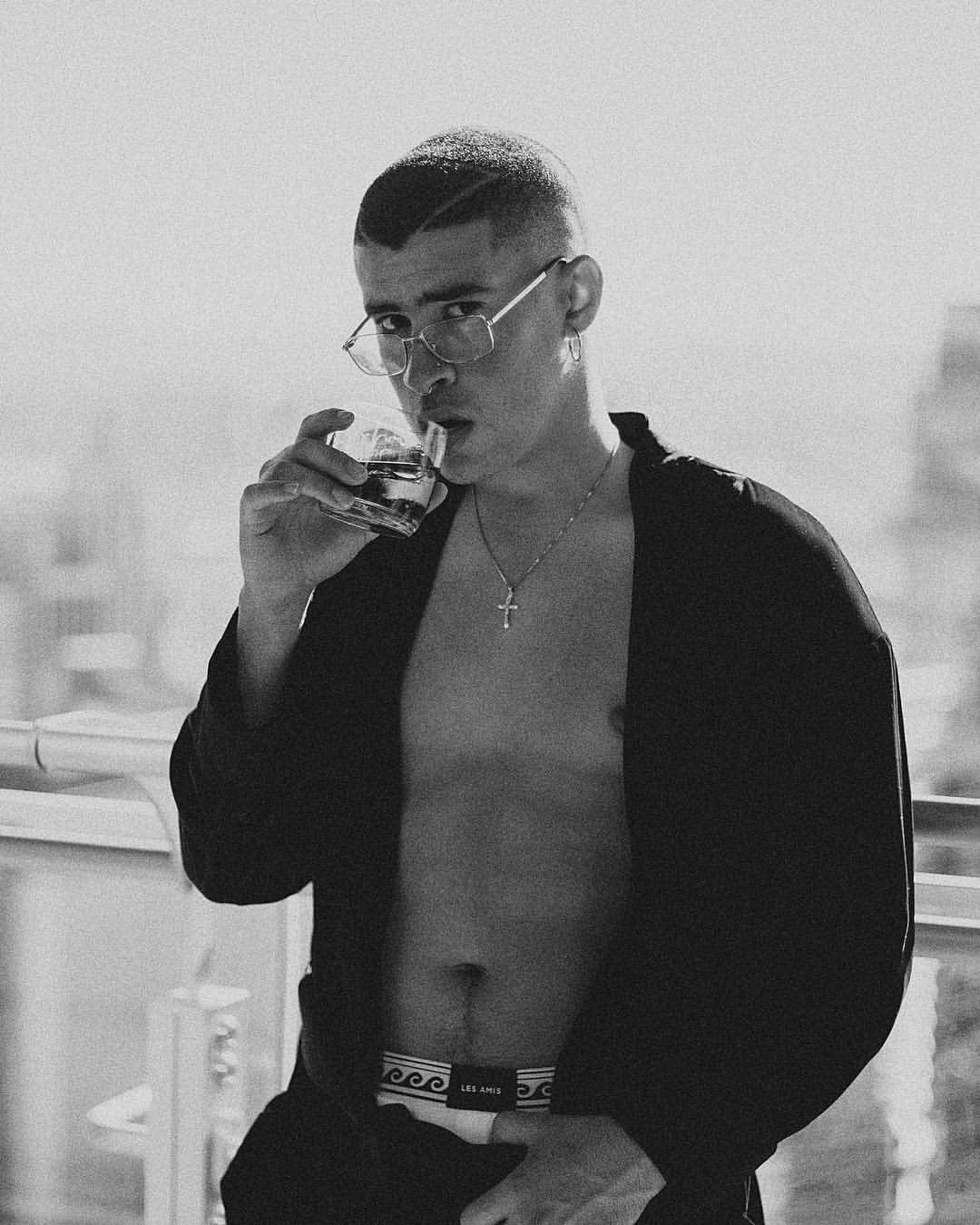 Bad Bunny ha demostrado a lo largo de la pandemia que ha estado enfocándose en el ejercicio y luego de un año, los resultados son más que evidentes.