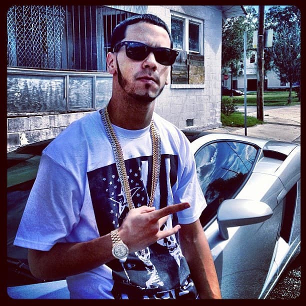 En el 2015 comenzó su fama internacional gracias al sencillo “Nacimos Pa’ Morir”.