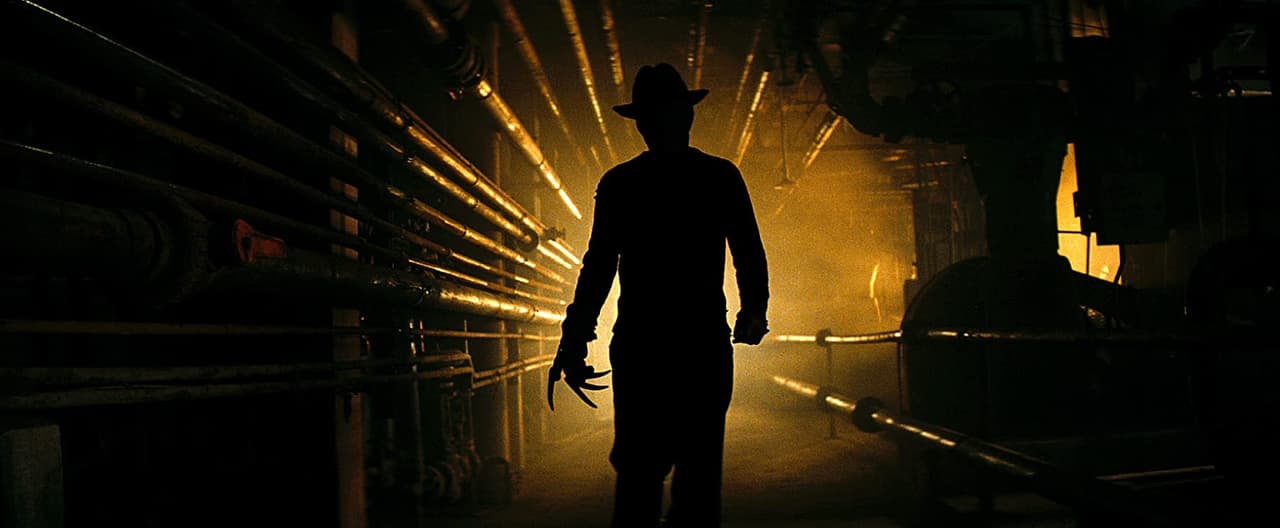 <b>Pesadilla en Elm Street: el origen (2010) - HBO</b>
<br>
<br>El regreso del legendario protagonista de cintas de terror, Freddy Krueger. Cuenta la historia de un grupo de amigos que están atrapados dentro de un mismo sueño y su única manera de escapar es despertando; en el proceso son perseguidos por un un hombre desfigurado.