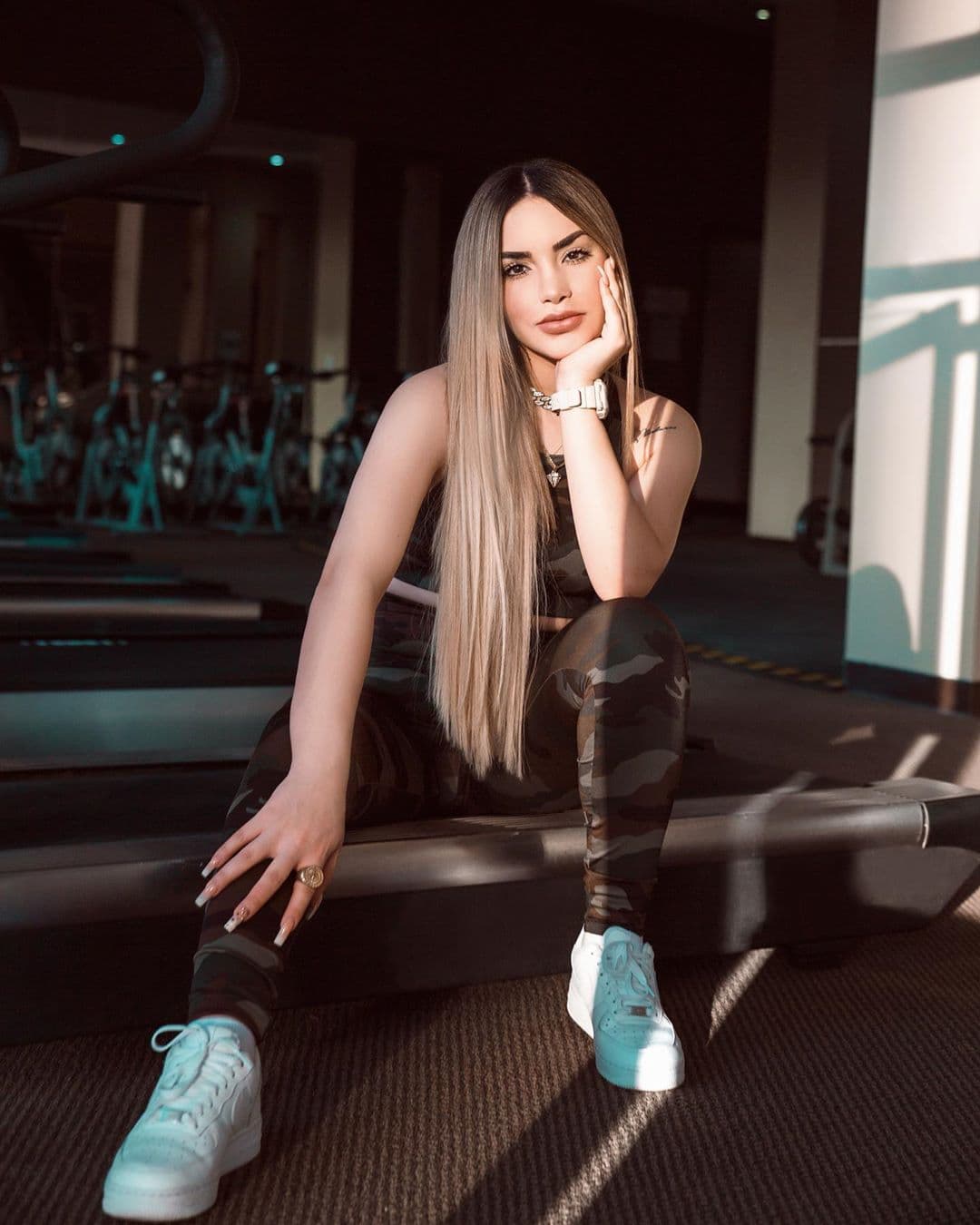 Con romántica foto, Kimberly Loaiza anuncia compromiso: ‘Le dije que sí’