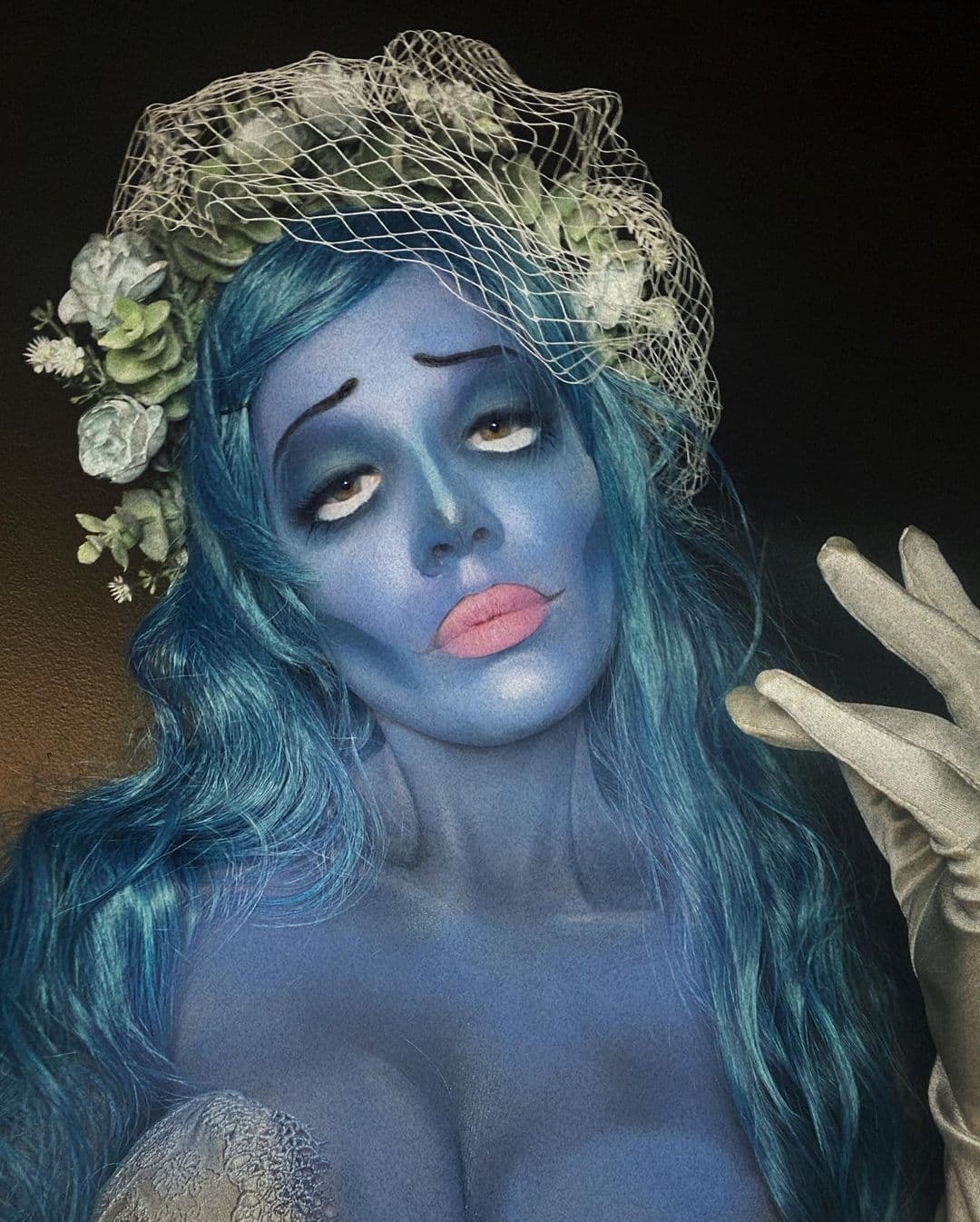 Halsey es amante del Halloween, del anime, de los disfraces y del cosplay; y aunque este año no pudo hacer su tradicional fiesta de disfraces, la cantante no perdió la oportunidad para compartir otro de sus cosplays de cuarentena, en esta ocasión, tocó el turno de la protagonista de 'El Cadáver de la Novia'.