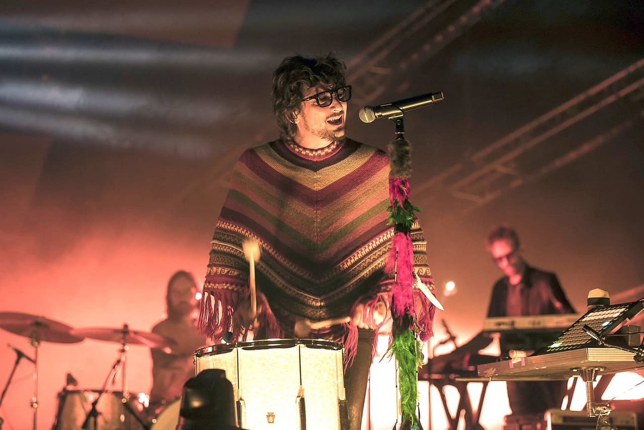 León Larregui detuvo el concierto en memoria de Sofía y Esmeralda.