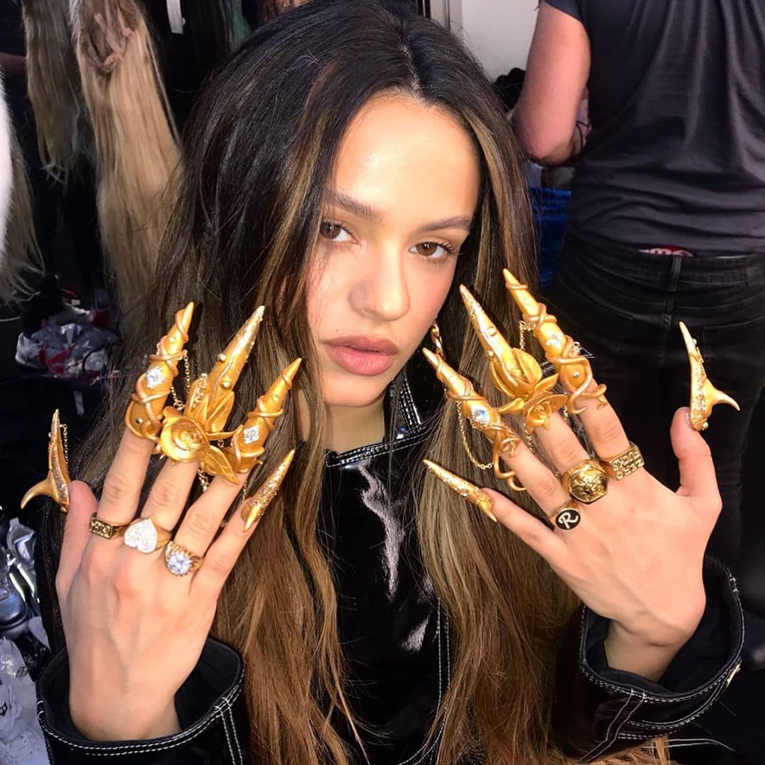 Otro elemento imperdible de su look son las uñas largas con cristales y acentos enormes, siendo uno de los diseños más impactantes el que usó para el video de “Aute Cuture”, que fue creado por el creativo del nail art, Juan Alvear.