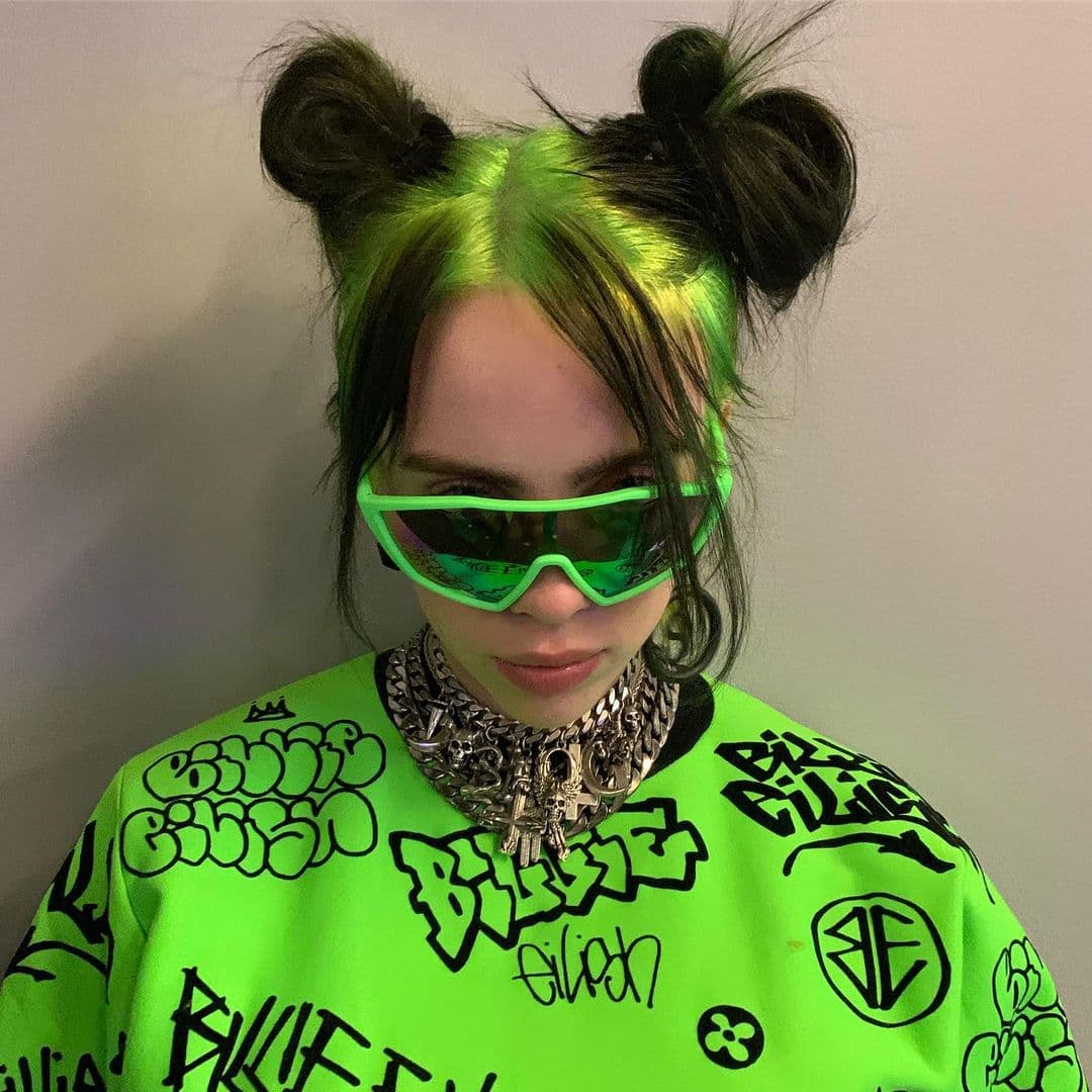 Sin embargo, el cabello "normal" no duró mucho, Billie se hizo un cambio radical, tiñendo sus raíces de color verde neón y dejando el resto de su larga cabellera en color negro. Además, recortó un poco su fleco. Hubo quienes sugirieron que se inspiró en un personaje de Anime para este look.
