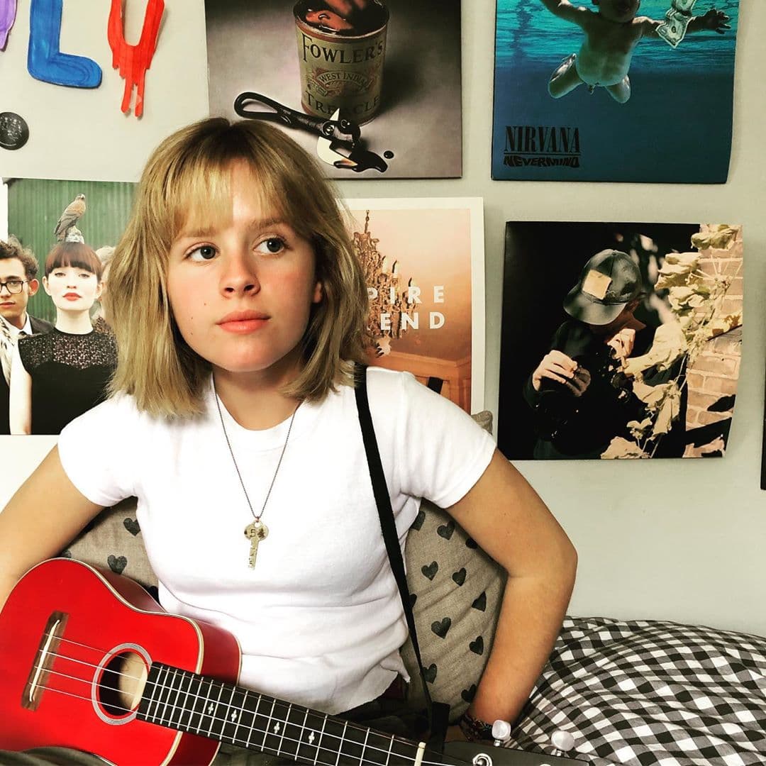 Pero además del cine de terror y las grandes producciones como "Annabelle", también es fanática de la música e incluso sube videos en los que canta y toca el ukulele.