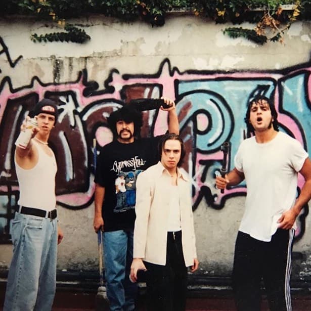 La banda se formó en 1995 y durante 24 años han dejado huella en la música. En aquel entonces, la banda tenía una alineación diferente: en sus inicios, estaba integrada por Micky Huidobro, Tito Fuentes, Jay de la Cueva, Iván Jared “La Qusadillera” , pero luego estos dos últimos serían sustituidos por Randy Ebright y Paco Ayala, respectivamente.