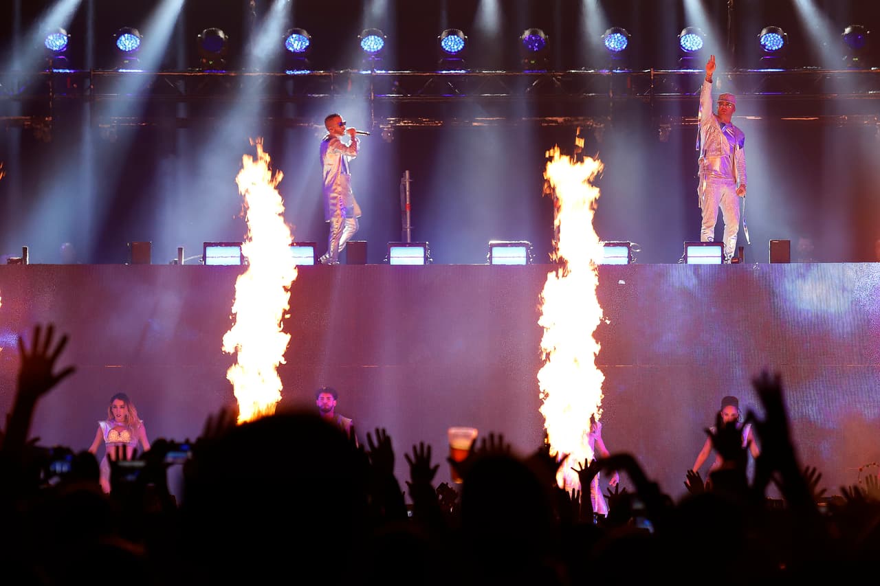 El público no dejó de corear en ningún momento. El fuego, los movimientos de pantallas y Wisin y Yandel alternando entre los dos pisos del escenario los tuvieron cautivados en todo momento.