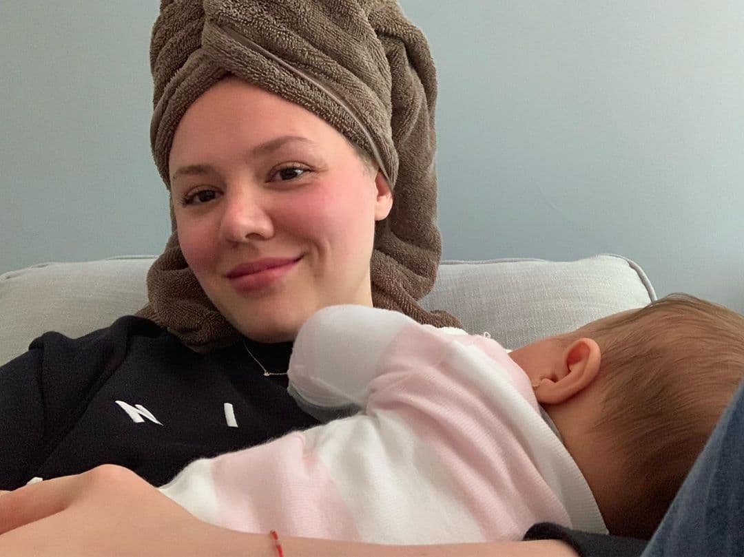 Joy se muestra sumamente feliz en Instagram, donde escribe: "volver a esto, es todo y punto", en referencia a su hija, su esposa y su gato.