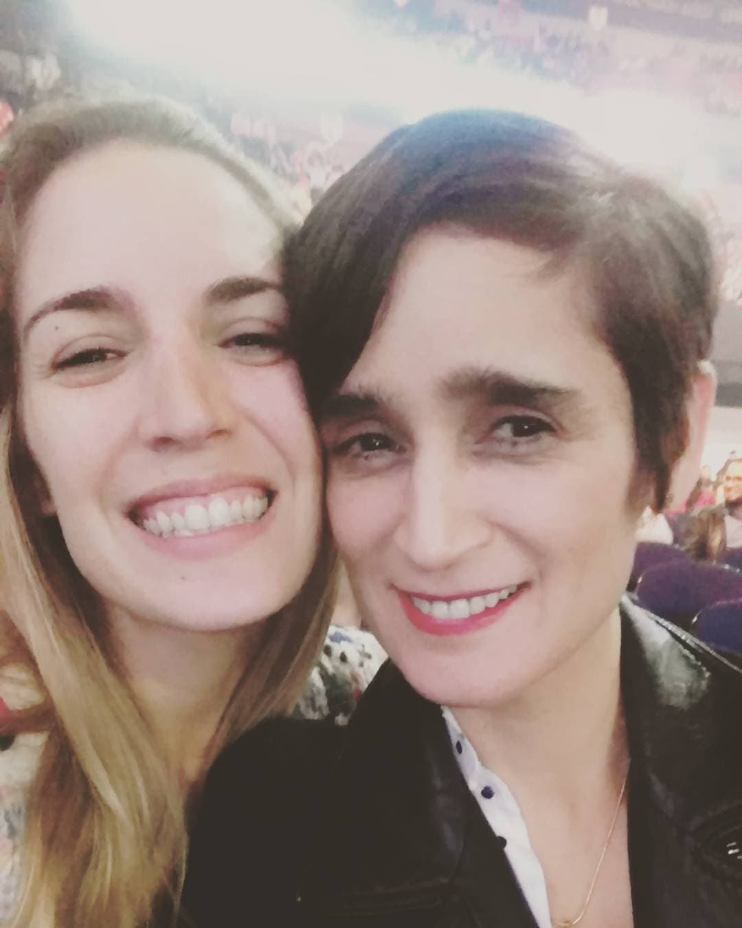 Incluso, alguna vez hizo un aparición en un video de Julieta, su hermana. En “Lento”, Uvonne hace una aparición, donde ambas aparecen vestidas igual, mientras caminan por las calles de Tokyo, Japón.