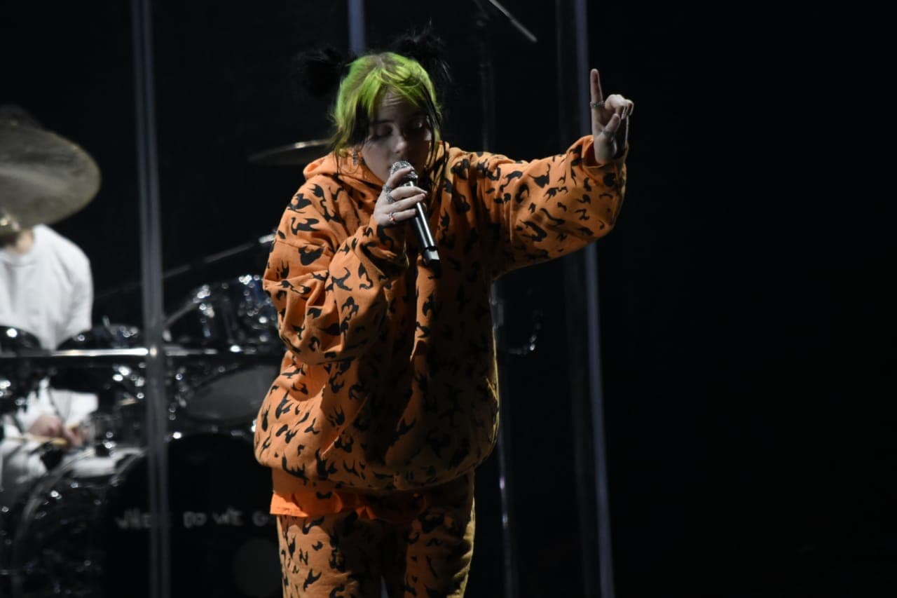 La cantante, que apenas está por cumplir 18 años, deleitó a su público con una presentación de una hora de duración.