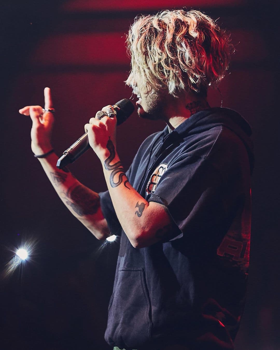 El cantante trae todo el flow que un artista de urbano debe de traer en canciones como "Baby Girl" o "No Digas Nada".