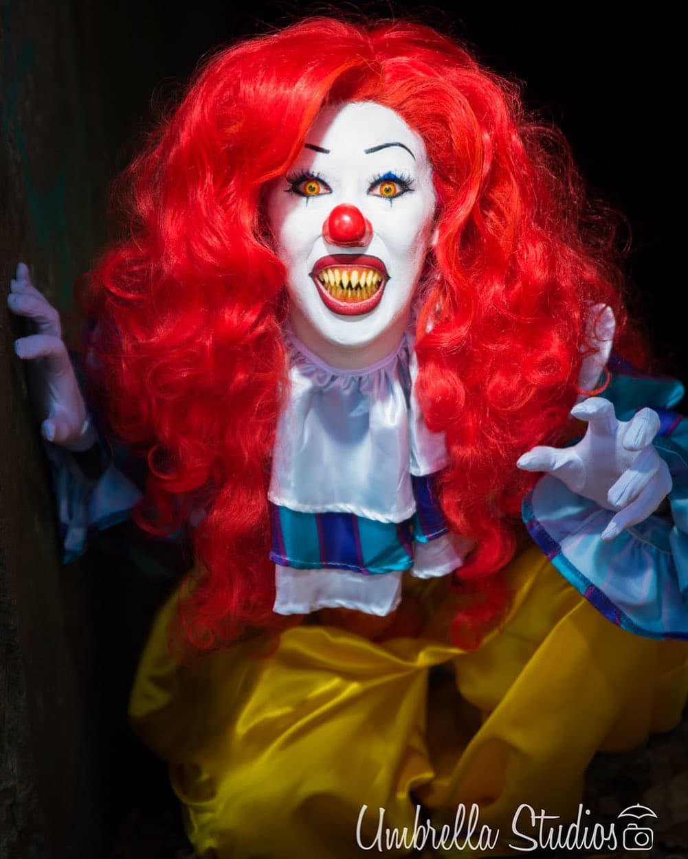 Si llegaste aquí buscando inspiración para Halloween, este cosplay de una versión femenina de Pennywise te va a encantar. @Xandramarie adaptó al famoso personaje que protagonizó nuestras pesadillas en la infancia y le dio un toque glamoroso... pero terrorífico.