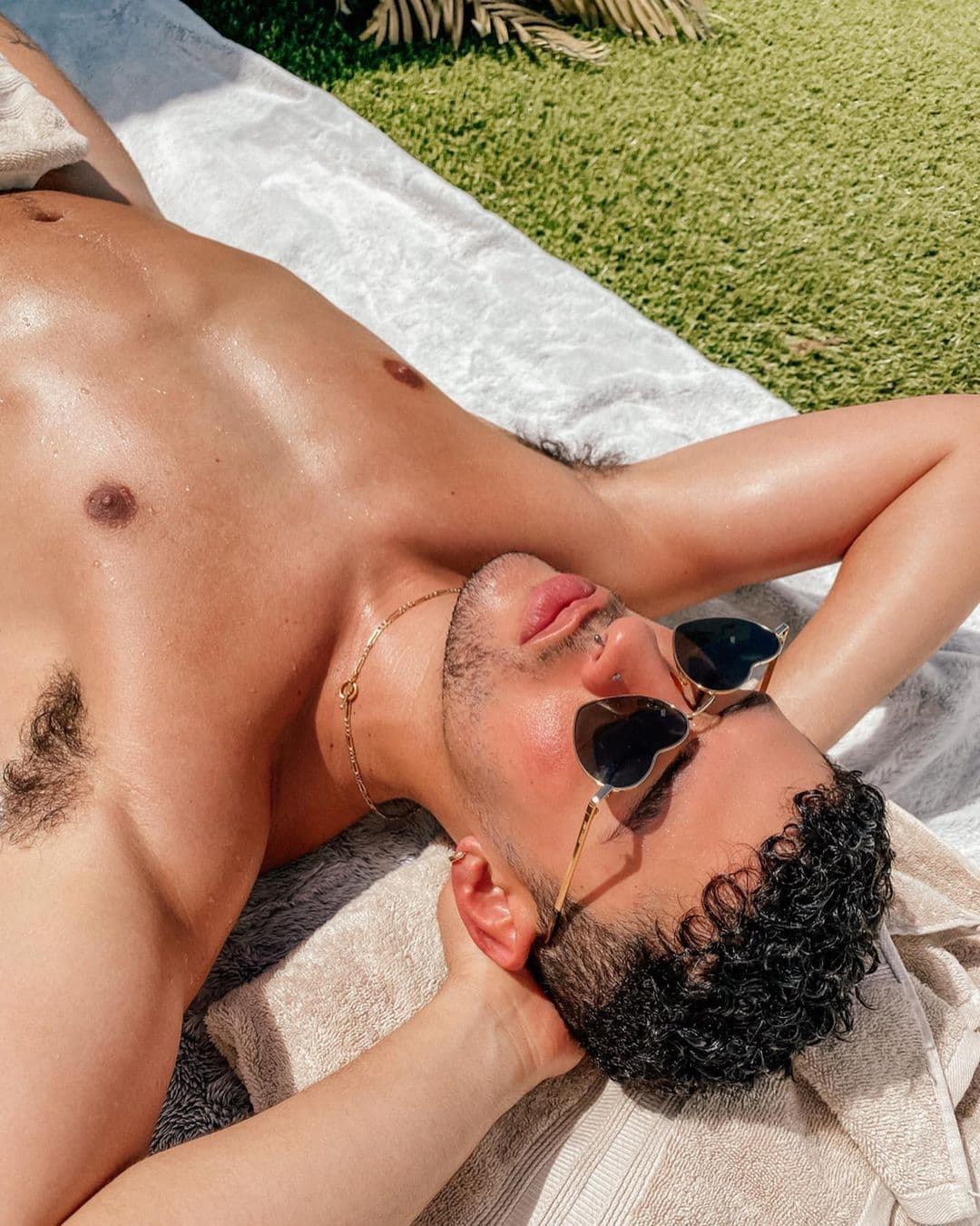 El primer vistazo llegó en su día 6 de la cuarentena cuando comenzó a dar un aviso de las fotos que publicaría a lo largo de la cuarentena, mostrándose “como vino al mundo” y por supuesto enloqueciendo a sus fans en cada intento.
<br>