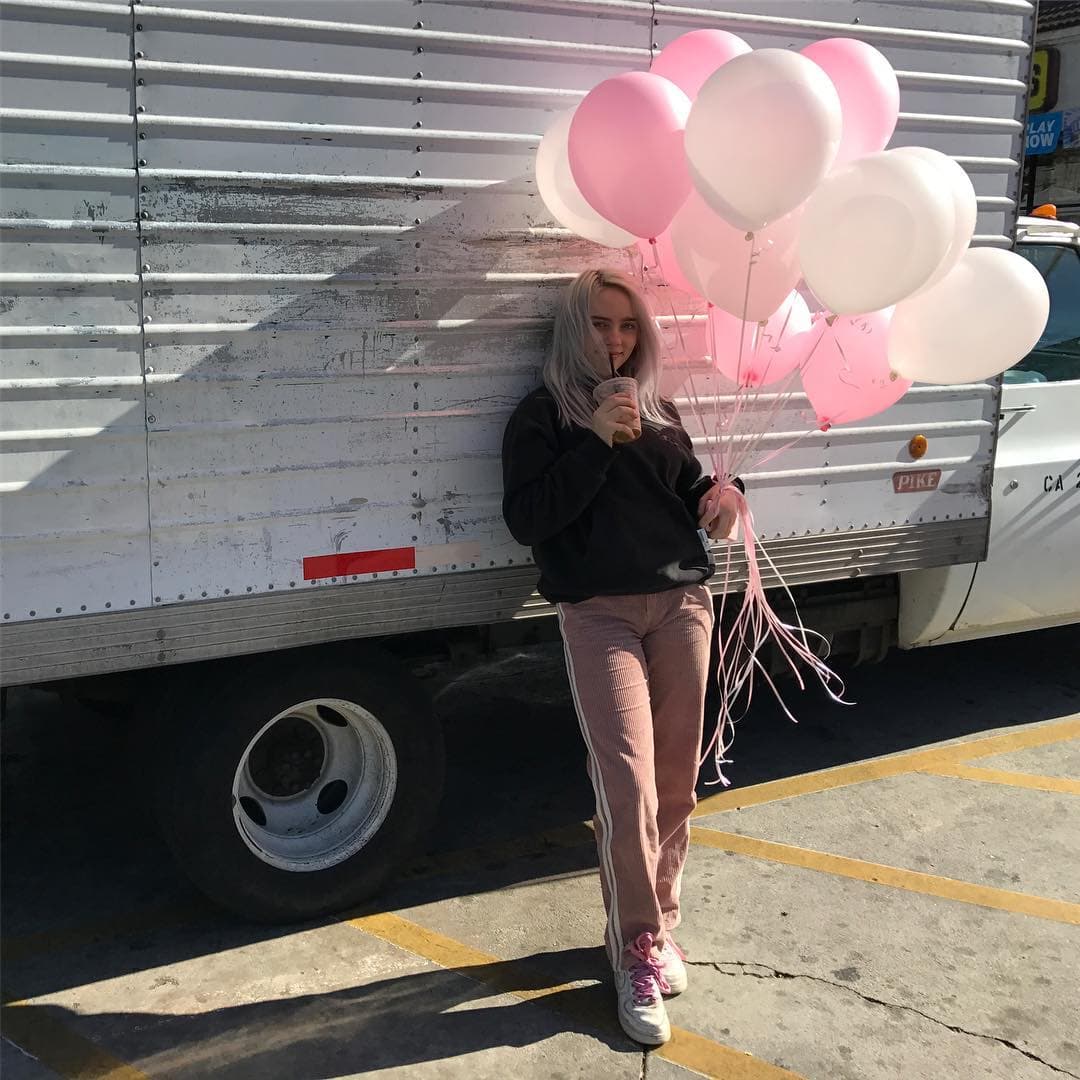 En 2019, Billie lanzó su primer álbum de estudio, “When We All Fall Asleep, Where Do We Go?”, compuesto por ella misma y producido por su hermano. El disco se convirtió en todo un éxito y la hizo la artista más joven en ganar la categoría Álbum del Año y Canción del Año en los Grammy, además de Mejor Artista Nuevo, Grabación del Año y Mejor Álbum Vocal de Pop.