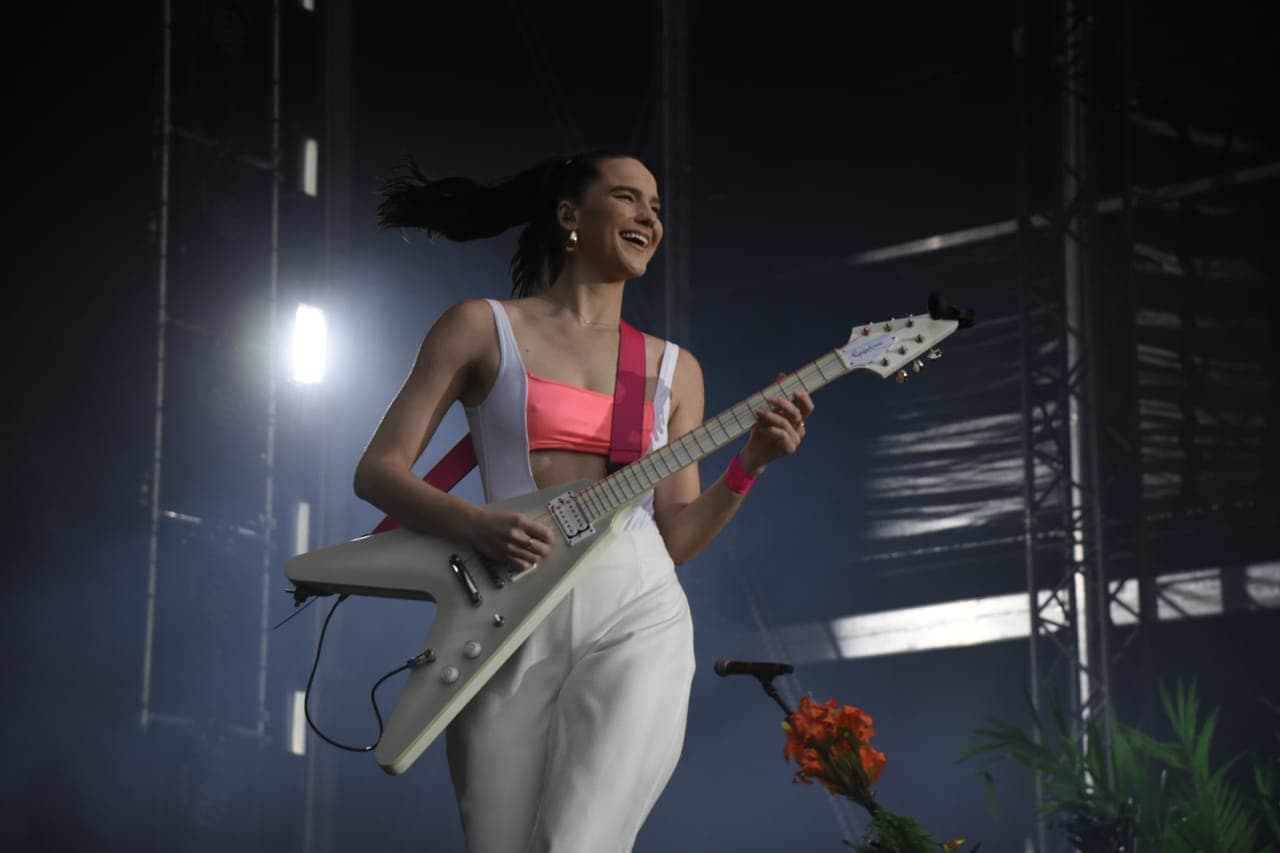 Sofi Tukker puso a bailar a todos los que se reunieron para verlos en el escenario Doritos.