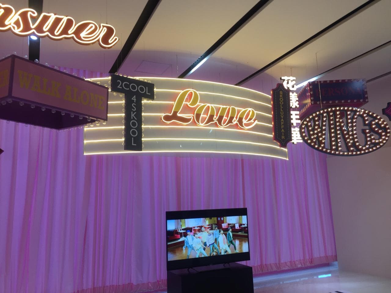 Dentro de la tienda hay montajes que hacen referencia a la historia del grupo.