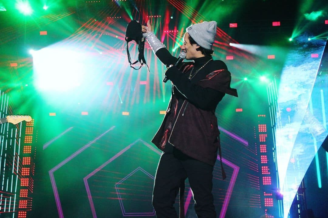 Emilio Osorio encendió el ánimo de los Premios Telehit al interpretar los temas que lo llevaron al éxito.