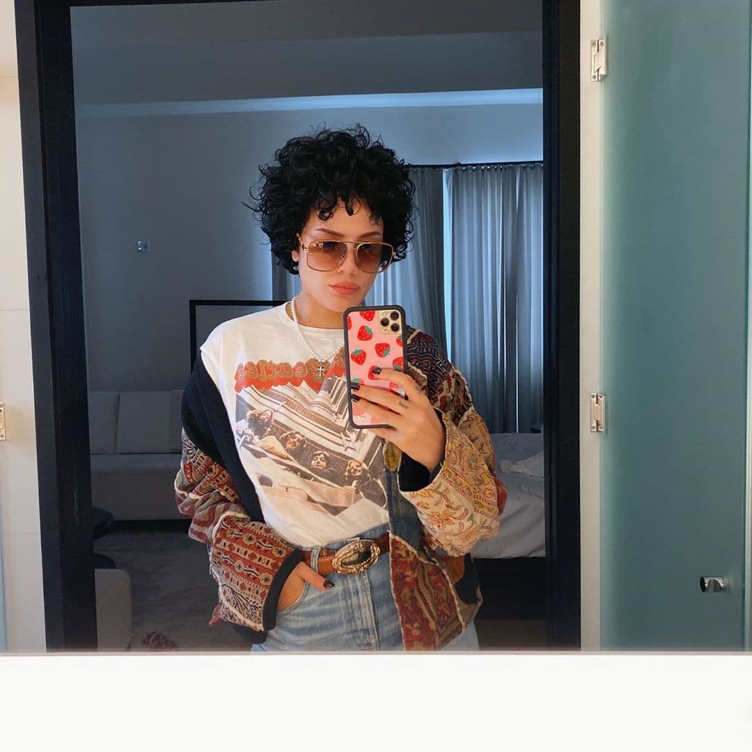 Además, la cantante sorprendió a sus fans con el lanzamiento de su primer libro de poemas, al que tituló “I Would Leave Me If I Could", que en español se traduce a "me dejaría si pudiera".