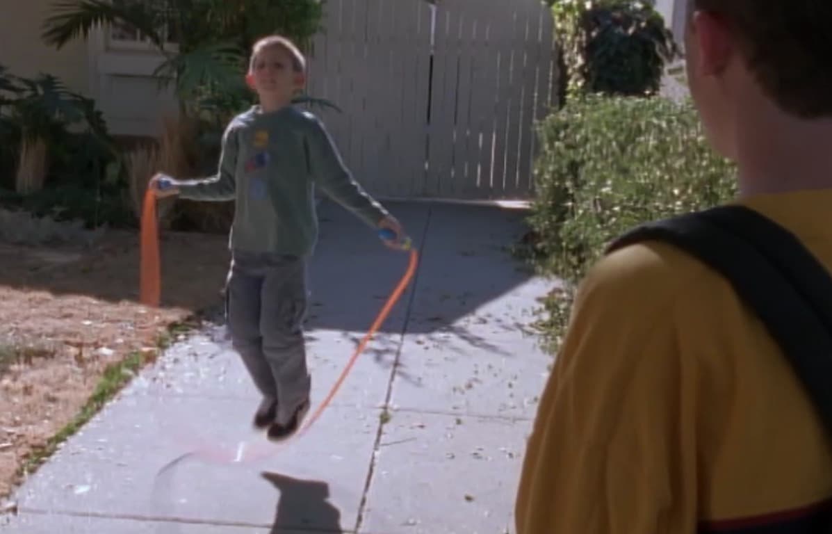 “En la noche, cuando duermes, Malcolm vine a espiar. Ten cuidado y pon un gran candado, o Malcolm te vera encuerado” - Dewey