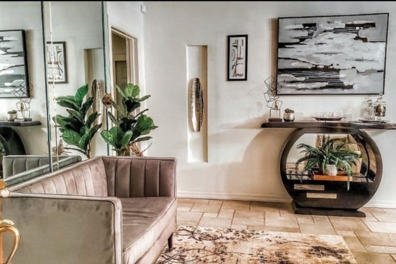 Actualmente, la casa se puede encontrar a la venta en el portal de Redfin a un costo de 2 millones 200 mil dólares.Está remodelada en su interior y tiene una decoración moderna.
<br>
<br>