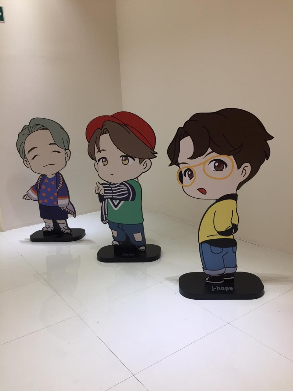 El ARMY puede encontrar unas tiernas ilustraciones en figuras de los integrantes en tamaño real.