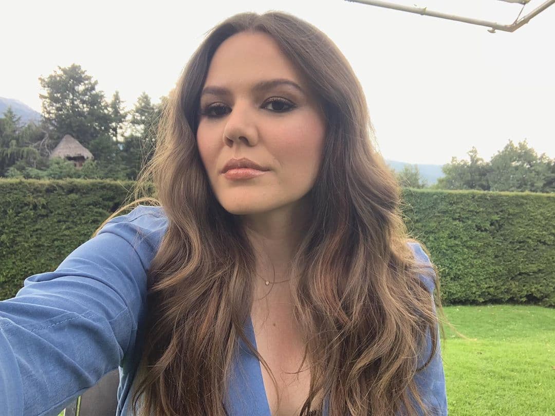 Desde que se dio a conocer que estaba casada con una mujer, la identidad de ella había sido un misterio.