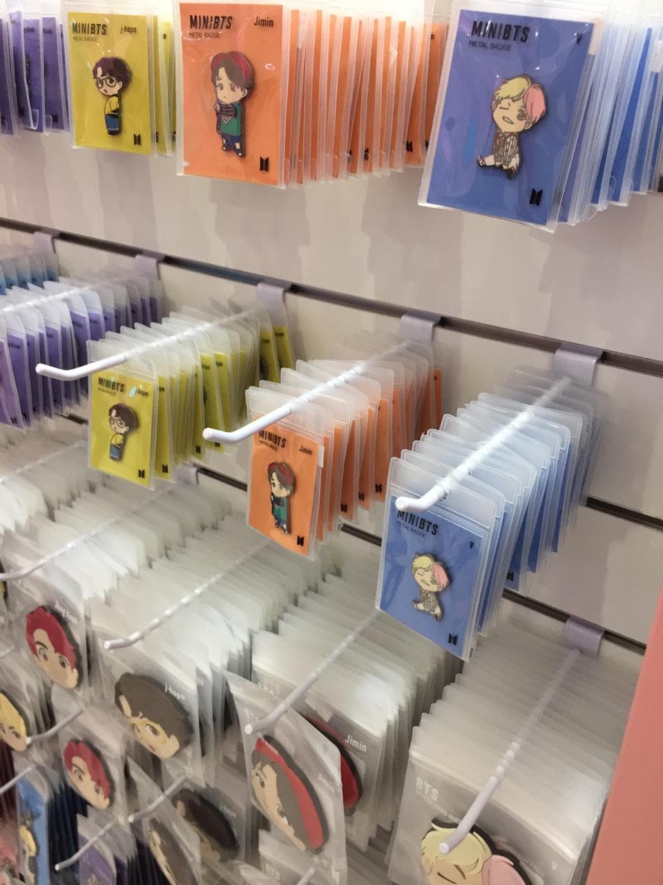 Venden artículos que van desde los $300 pesos, pero hay algunas sudaderas y playeras que no bajan de los $1500 pesos.