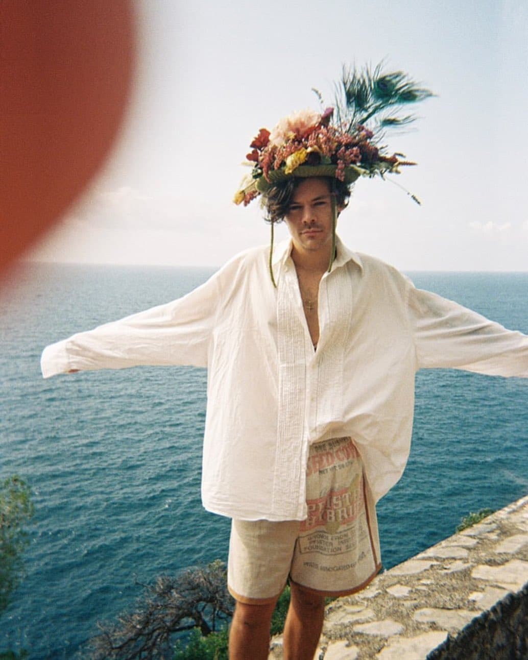 El video de "Golden", aunque es uno de los más sencillos de "Fine Line", nos dejó varios looks con prendas de distintos diseñadores. En esta imagen destacan los shorts Bode Feedsack que puedes encontrar en $652 (poco más de 13 mil pesitos).