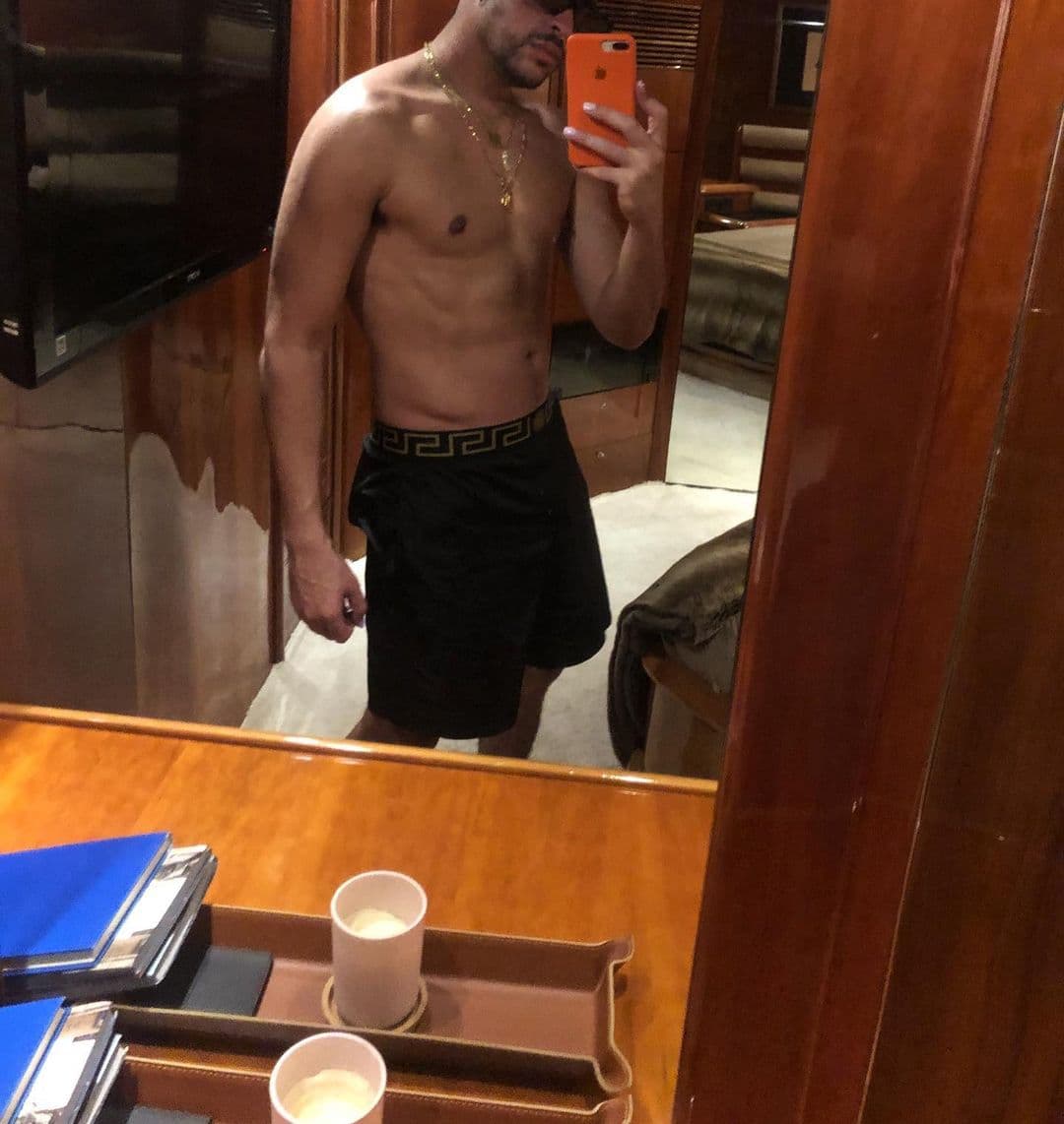 Pero todo se descontroló cuando Bad Bunny comenzó a revelar el cambio que sufrió su abdomen y pecho. Un día le pareció una buena idea tomarse una selfie sin playera donde presume los increíble que se ven sus oblicuos, cuádriceps, pectorales. Además, también sus bazos aumentaron considerablemente de tamaño.