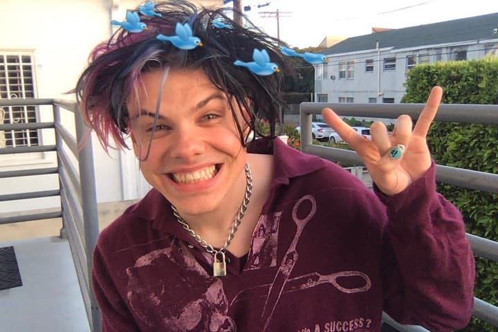 Gracias a su serie documental con YouTube, "Stay Home With: Yungblud", hemos podido ver todo lo que el cantante ha hecho durante la cuarentena.
<br>
<br>"Lo único que quiero es que la gente sienta que tiene un amigo", es lo que declaró el intérprete en el primer tráiler de su documental. Ahí también hemos podido ver que la pandemia se atravesó en la grabación de su álbum que tendría que suceder en Los Ángeles.
